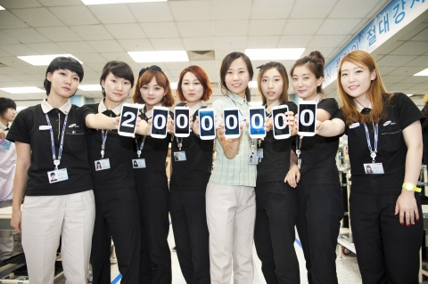 삼성전자 직원들이 5일 삼성전자 구미사업장에서 갤럭시SⅢ의 글로벌 2,000만대 판매를 축하하는 모습.
