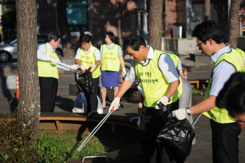 지난 8월 31일 제주은행 임직원들이 제주 산지천 광장에서 태풍으로 훼손된 거리의 환경정화활동을 벌이고 있다.