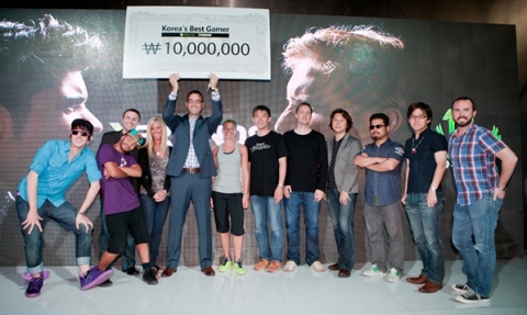 XBOX 360 INVITATIONAL 2012에서 최고의 게임 개발자들이 천 만원의 상금이 걸린 서바이벌 토너먼트 게임 대회 ‘XFriends’를 공개하며 환호하고 있다.