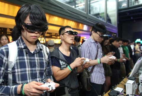 XBOX 360 INVITATIONAL 2012 행사를 찾은 팬들이 3D로 게임을 즐기고 있다.