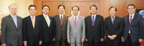 사진 왼쪽부터 구자현, 박동기, 유일상, 오성삼 명예교수, 송희영 총장, 육완방, 한득영, 장상근 명예교수
