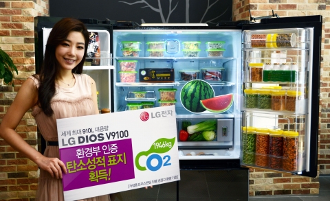 세계 최대 용량 LG ‘디오스 V9100’ 냉장고가 지난 3일 환경부로부터 '탄소성적표지' 인증을 획득하며 온실가스 저감을 위해 노력한 친환경 제품임을 인정받았다