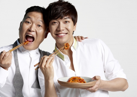 삼성전자 김치냉장고 모델로 선정된 싸이와 이승기