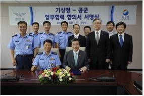 기상청(청장 조석준)과 공군(참모총장 성일환)은 ‘국가기상업무 발전과 양 기관의 협력 활성화를 위한 합의서(MoU)’를 7일 체결하였다.