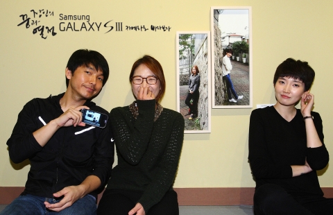 삼성전자가 7일 세종문화회관 전시관 1에서 개최한 '장인의 꿈과 열정 갤럭시SⅢ 카메라로 바라보다' 사진전에서 전시에 참여한 임수식 작가(왼쪽)와 가수 옥상달빛(