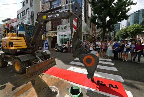볼보건설기계 굴삭기가 2012 한국실험예술제 개막식에서 굴삭기로 붓글씨를 쓰는 묘기를 선보이고 있다.