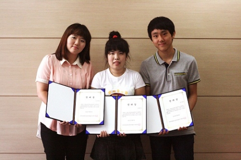 지난 8일 알바천국 역삼동 오피스에서 UCC 공모전 수상자들이 함께 기념촬영을 하고 있다. 왼쪽부터 김서라, 백혜정, 김명국 군.
