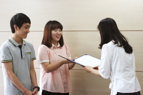 지난 8일 알바천국 역삼동 오피스에서 UCC 공모전 수상자들이 함께 기념촬영을 하고 있다.