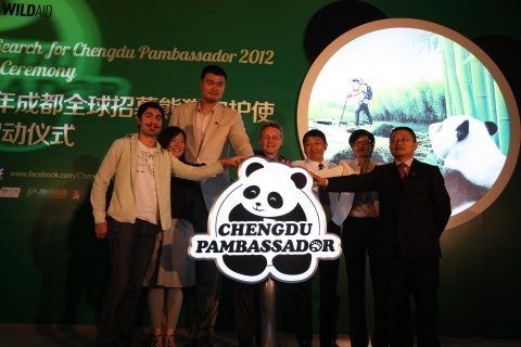 중국 상하이에서 진행된 기자간담회에서 기념 사진을 찍고 있는 야오 밍(왼쪽 세번째) 외 청두 팸바사더 관계자들