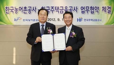 서종대 주택금융공사 사장(오른쪽)과 박재순 농어촌공사 사장이 10일 서울 중구 남대문로 주택금융공사 본사에서 주택연금ㆍ농지연금 공동마케팅을 위한 업무협약 체결 후 기념촬영을 하고