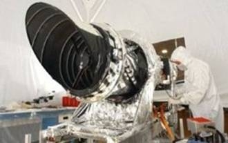 NASA의 MRO에 HiRISE 카메라를 장착하는 모습