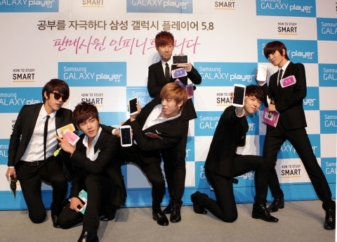 삼성전자는 11일 삼성 갤럭시 플레이어 5.8 출시를 기념해 <인피니트 일일 판매사원 이벤트>를 성황리에 개최했다. 인피니트 멤버들이 갤럭시 플레이어 5.8을 손에 들고