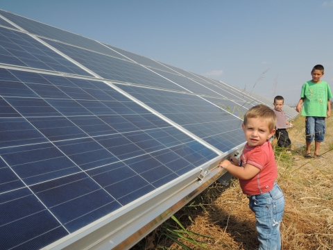불가리아 현지 아이들이LG CNS가 구축한 친환경 태양광 발전시스템을 구경하고 있다.