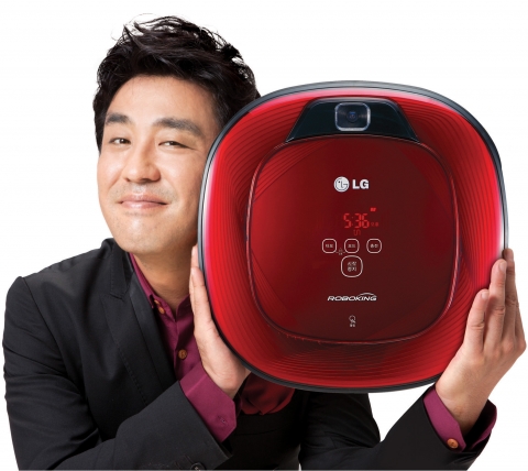 한국 인기배우 류승룡이 '로보킹 류승룡 스페셜 에디션' 제품을 들고 있는 모습
