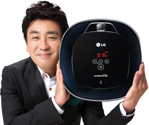 한국 인기배우 류승룡이 '로보킹 류승룡 스페셜 에디션' 제품을 들고 있는 모습