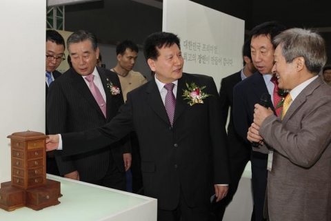 장인작품박람회 참관하신 이채필 장관님 모습