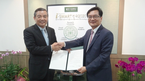 건국대 이상목 대외협력부총장(왼쪽)과 KT&G 성동지점 강지형 지점장(오른쪽)이 ‘상상장학금’ 총 2,000만원을 기부하고 ‘건국대-KT&G 상상장학금 협약’을 체결한 후 악수하고