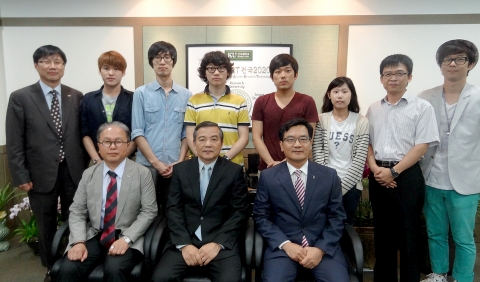 건국대학교는 13일 KT&G 임직원들이 자발적인 모금활동으로 적립한 사회공헌활동기금인 ‘KT&G 상상장학금’ 1,000만원을 기부했다고 밝혔다. KT&G는 성동지점 임직원들이 매월