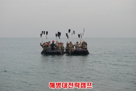 한국남부발전 임직원들이 실미도 바다 한가운데에서 노를 이용해 화이팅을 외치고 있다.