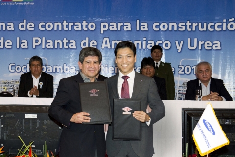 삼성엔지니어링의 김재열 사장(오른쪽)이 계약서에 서명한 후, YPFB의 카를로스 비예가스 총재와 기념촬영을 하고 있다.