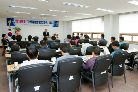 군산대학교는 9월 14일(금) 군산대학교 해양생물연구교육센터에서 전라북도의 위탁을 받아 개설한 2012년도 수산업전문가양성과정 입학식을 개최했다.