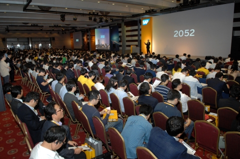 SAP 코리아는 14일 삼성동 코엑스 컨벤션센터에서 SAP 창립 40주년 기념 ‘SAP 포럼 서울’을 성황리에 개최하고 △모바일 △애널리틱스 △애플리케이션 △데이터베이스 및 테크놀로지( D&T) △클라우드에 대한 구체적인 비전과 전략을 제시했다.