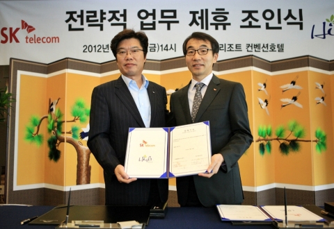 14일(금) 오후 SK텔레콤 이성영 제휴사업본부장(사진 오른쪽)과 하이원리조트 전인혁 리조트본부장(사진 왼쪽)은 강원도 정선 하이원리조트에서 제휴를 맺고 하이원리조트를 이용하는 T