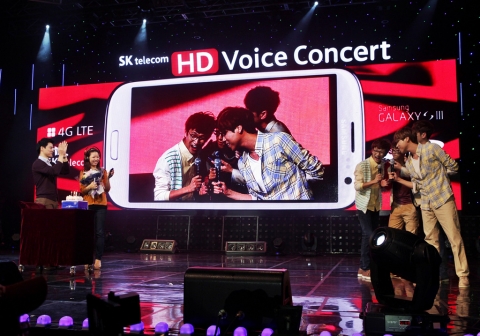 14일(금) 저녁 능동 어린이대공원 내 돔 아트홀에서 열린 '세계 최초 HD Voice 콘서트'에서 가수 타이거JK가 HD Voice를 활용한 공연을 선보였다.
