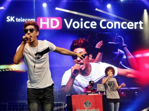 14일(금) 저녁 능동 어린이대공원 내 돔 아트홀에서 열린 '세계 최초 HD Voice 콘서트'에서 가수 타이거JK와 윤미래가 HD Voice를 활용한 공연을 선