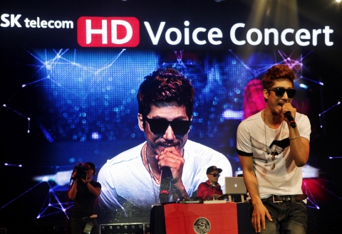 14일(금) 저녁 능동 어린이대공원 내 돔 아트홀에서 열린 '세계 최초 HD Voice 콘서트'에서 가수 스윗소로우가 HD Voice가 연결된 헤드셋을 활용해 생