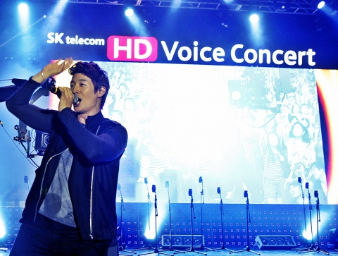 14일(금) 저녁 능동 어린이대공원 내 돔 아트홀에서 열린 '세계 최초 HD Voice 콘서트'에서 가수 손호영과 서울팝스오케스트라가 HD Voice를 활용한 공