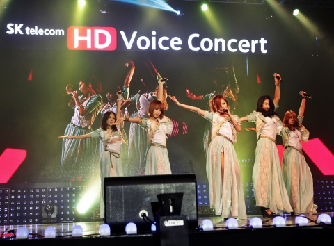 14일(금) 저녁 능동 어린이대공원 내 돔 아트홀에서 열린 '세계 최초 HD Voice 콘서트'에서 가수 포미닛이 HD Voice를 활용한 공연을 선보였다.