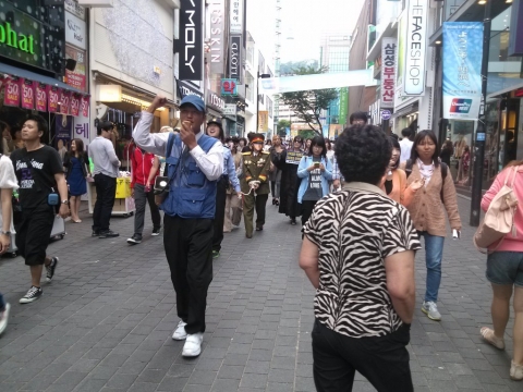 지난 14일 오후 애국주의연대 회원들이 명동거리에서 종북세력 엄단촉구 나라사랑 캠페인을 전개하고 있다.