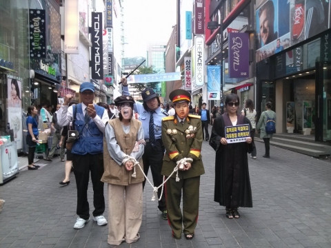 지난 14일 오후 애국주의연대 회원들이 명동거리에서 종북세력 엄단촉구 나라사랑 캠페인을 전개하고 있다.