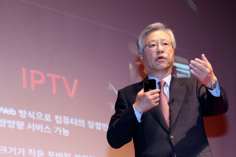 KT는 17일 광화문 올레스퀘어에서 KT가 보유한 역량을 지원해 개인이나 중소업체가 콘텐츠 아이디어만으로도 세계로 진출할 수 있도록 하겠다는 콘텐츠 생태계 동반성장 전략을 발표했다