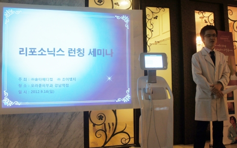 인사말 전하는 강남 오라클 피부과의 임종현 원장