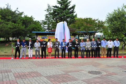 군산대학교 체육학과 30주년 기념행사가 지난 16일 500여명의 체육학과 동문과 강봉균 총동창회장, 체육학과 교수 등이 참석한 가운데 군산대 체육관 앞에서 진행됐다.