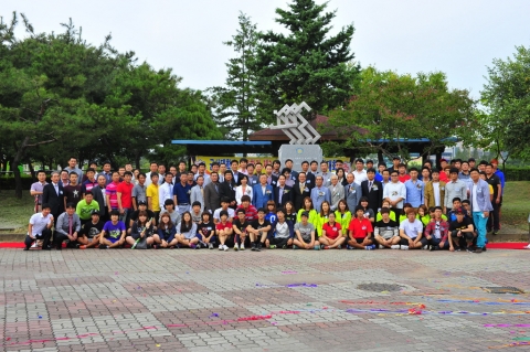 군산대학교 체육학과 30주년 기념행사가 지난 16일 500여명의 체육학과 동문과 강봉균 총동창회장, 체육학과 교수 등이 참석한 가운데 군산대 체육관 앞에서 진행됐다.