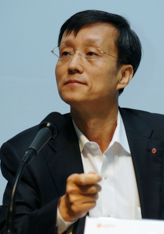 LG전자가 18일 서울 홍은동 그랜드 힐튼호텔에서 전략 스마트폰 '옵티머스 G' 런칭 쇼케이스를 열며 세계 스마트폰 시장 판도 바꾸기에 나섰다. 사진은 이날 행사