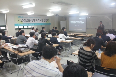 덕성여대 김이배 교수가 기업경영분석사 자격시험 개회사를 하고 있다.