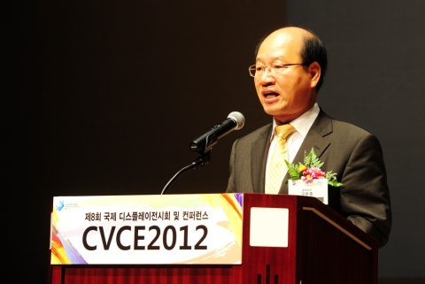 충청남도 구본충 행정부지사가 18일 충남 천안 예술의 전당에서 개최된 국제 디스플레이 전시회’CVCE2012’ 개막식에서 환영사를 하고 있다.