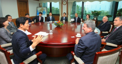 김문수 경기도지사와 유영록 김포시장은 주한 캐나다 공사가 배석한 가운데 17일 경기도청 상황실에서 케빈 스피드 (Kevin Speed) CAE 아시아 지역 대표와 「CAE Kore