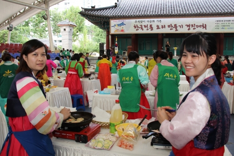 서울특별시새마을부녀회(회장 최광자)는 민족 최대의 명절인 추석을 앞두고 9월 18일(화) 오전 10시 30분 부터 오후 1시까지 서울 송파구 석촌호수 부근 서울놀이마당에서  ‘추석
