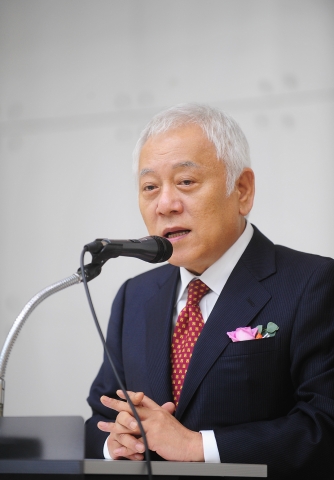 18일 오후 서울 광진구 능동로 건국대 새천년관 우곡국제회의장에서 열린 건국대 통일인문학연구단(단장 김성민 교수, 철학) 2단계 연구 사업 출범식에서 김한길 민주통합당 최고위원이 