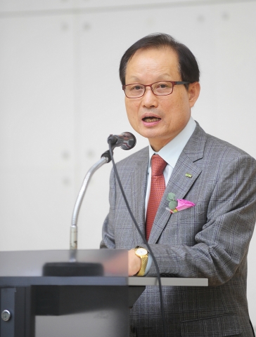 18일 오후 서울 광진구 능동로 건국대 새천년관 우곡국제회의장에서 열린 건국대 통일인문학연구단(단장 김성민 교수, 철학) 2단계 연구 사업 출범식에서 송희영 총장이 인사말을 하고 