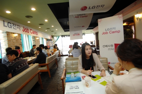 LG전자가 19일부터 20일까지 서울 신촌 민들레영토에서 ‘LG전자 잡 캠프(Job Camp)’를 열고 입사 희망자들을 대상으로 채용설명회를 진행한다. 19일 오전 서울 신촌 민들