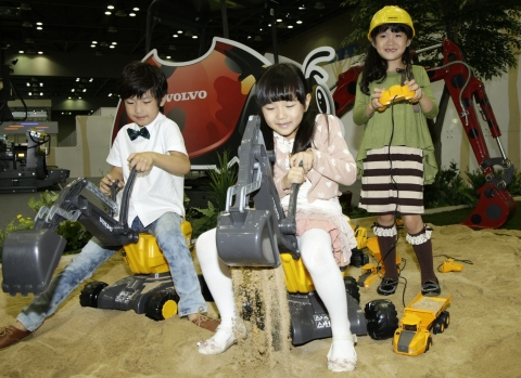 볼보건설기계코리아 한국국제건설기계전 부스에서 어린이 관람객들이 즐거운 시간을 보내고 있다.