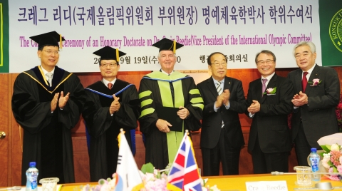 사진 왼쪽부터 손재영 건국대 대학원장, 송희영 총장, 크레그 리디 IOC부위원장, 박용성 회장, 강영중 회장, 조정원 회장
