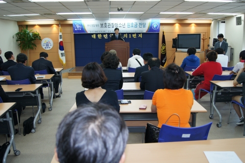 대구서부보호관찰소(소장 권기한)는 2012년 9월 19일(수) 가정형편이 어려운 보호관찰청소년 10명에게 대구서부지역협의회 보호관찰분과위원회(위원장 손일호)에서 후원한 원호금 20