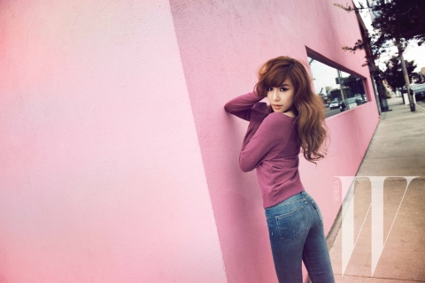 소녀시대 티파니가 팔색조 매력의 가을 데님 화보를 공개했다.